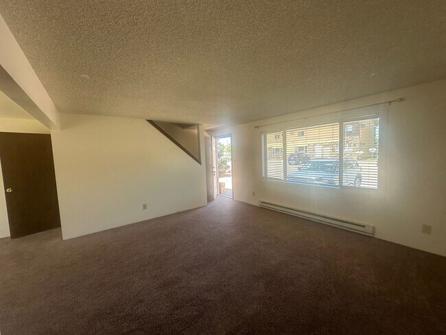Building Photo - Two Bedroom, One and Half Bathroom Townhom...