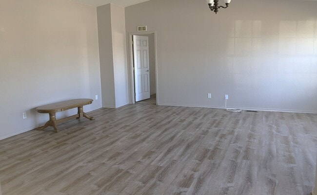Building Photo - 3+2 Split Floor plan home in New Kingman