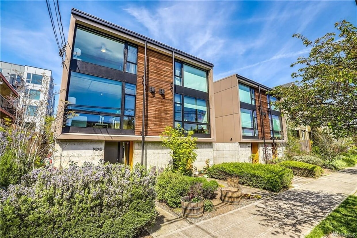 Foto principal - Modern town home in heart of Ballard