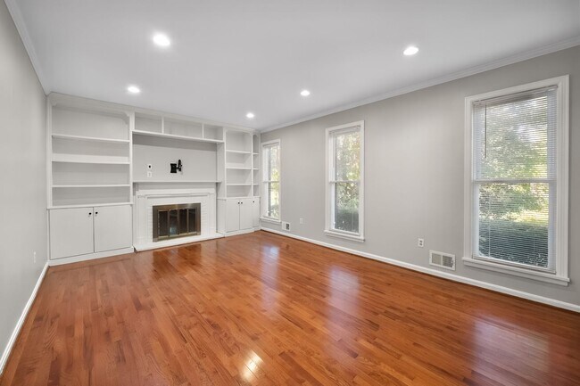 Foto del edificio - 3405 Hillvale Rd