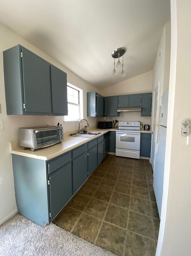 Building Photo - Welcome to your new home in Virginia Beach...