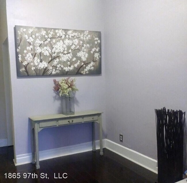 Building Photo - 7 br, 1.5 bath House - 1123 S Burlington Ave
