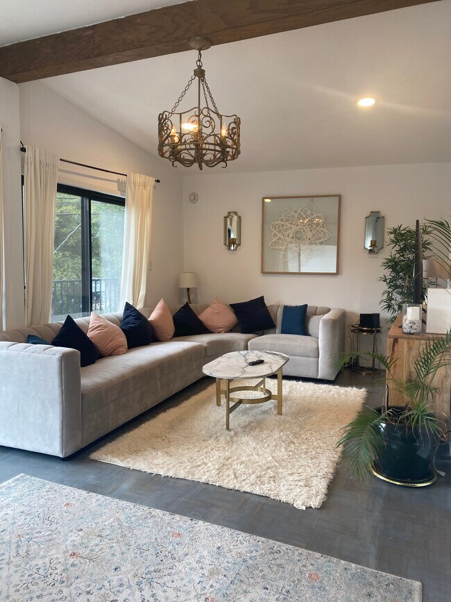 Foto del edificio - 8867 Lookout Mountain Ave