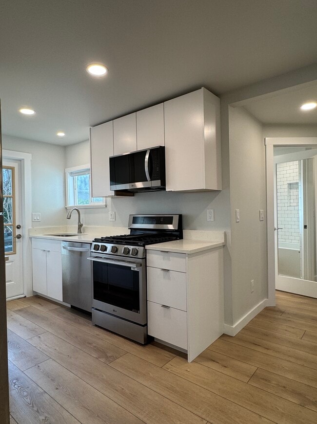 Kitchen, gas range, DW, microwave hood - 2914 Ellis St