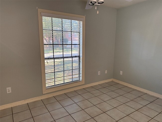 Building Photo - 523 Earls Ct Dr