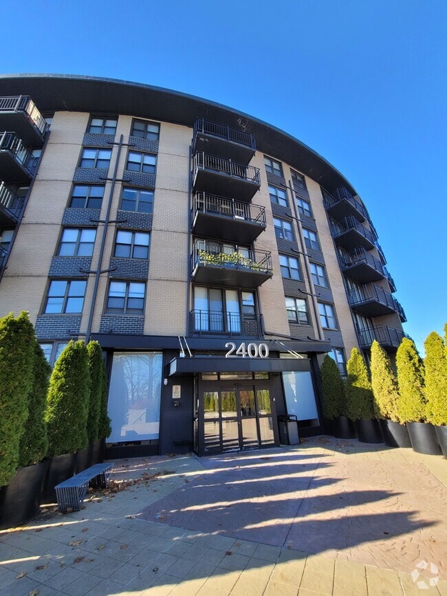 Building Photo - 2400 Hudson Terrace