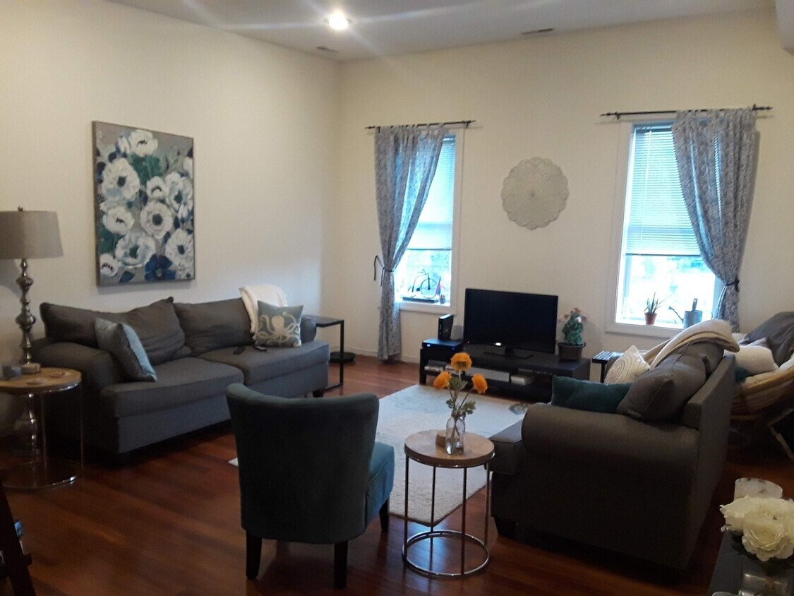 Foto principal - Spacious 3BR/2BTH w/ HW Floors, A/C, W/D, ...