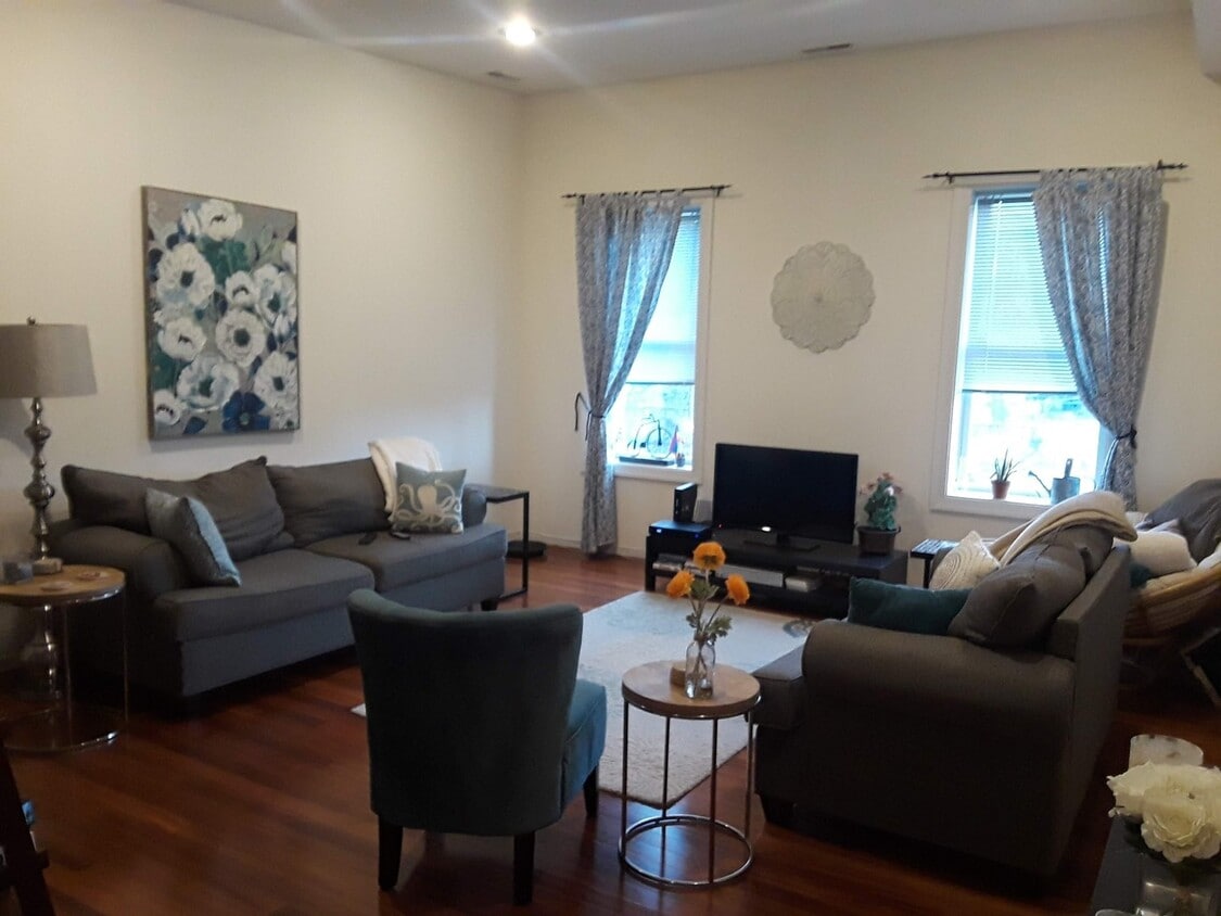 Primary Photo - Spacious 3BR/2BTH w/ HW Floors, A/C, W/D, ...