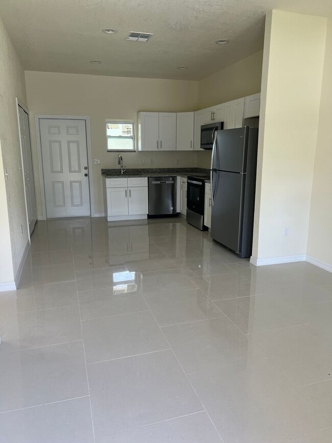 Building Photo - COZY COTTAGE 2/2 IN LAKE PLACID FL