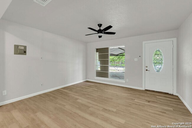 Foto del edificio - 9018 Ozalid Ln