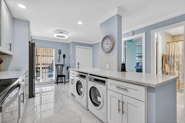 Building Photo - 5675 Queen Palm Ct