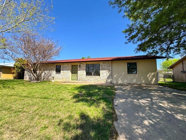 Foto del edificio - **APPLICATION RECEIVED**  3-Bedroom Home in Downtown Burnet with Large Fenced Yard!