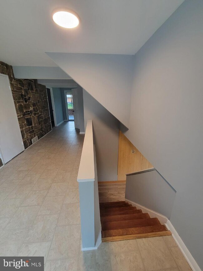 Building Photo - 1423 Carson Rd
