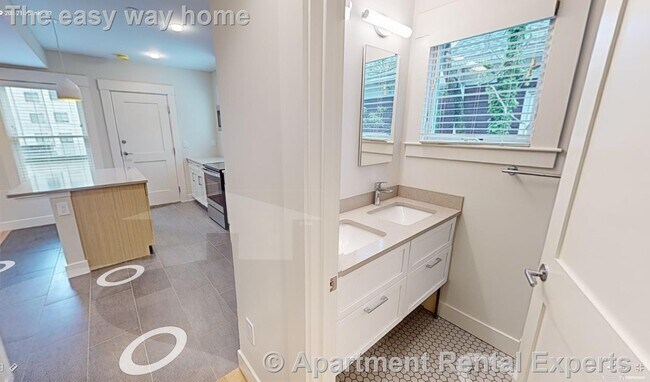 Foto del edificio - 208-210 Banks St Unit #2