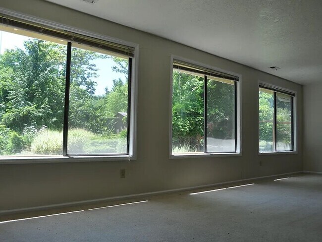 Foto del edificio - One level single family house, great location, ease access to all daily essentials