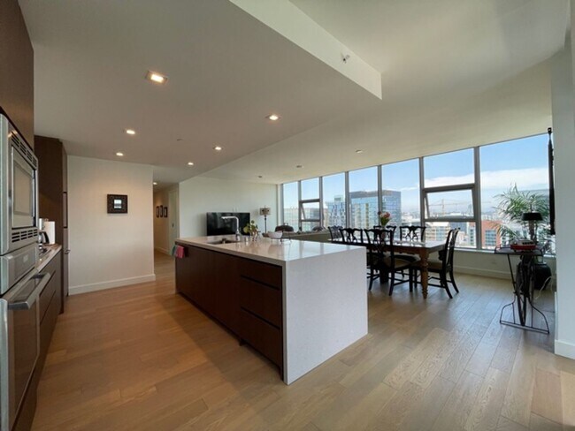 Foto del edificio - 2 Bedroom-2 Bathroom Fully Furnished Condo...