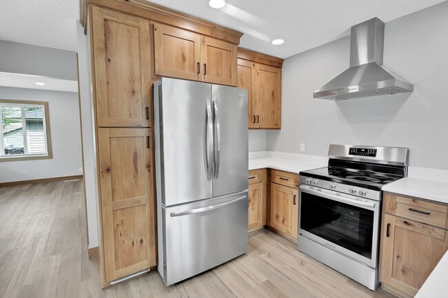 Building Photo - 3+ Bedroom Home in Quiet Neighborhood