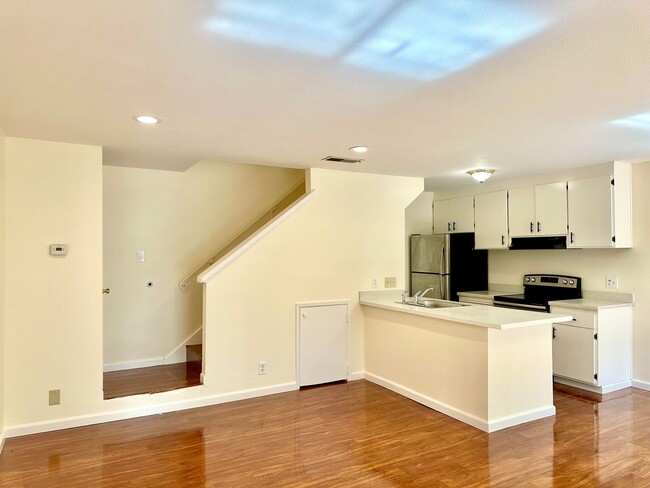 Building Photo - $2290 2 BR - 920 S.F. GORGEOUS TOWNHOUSE I...