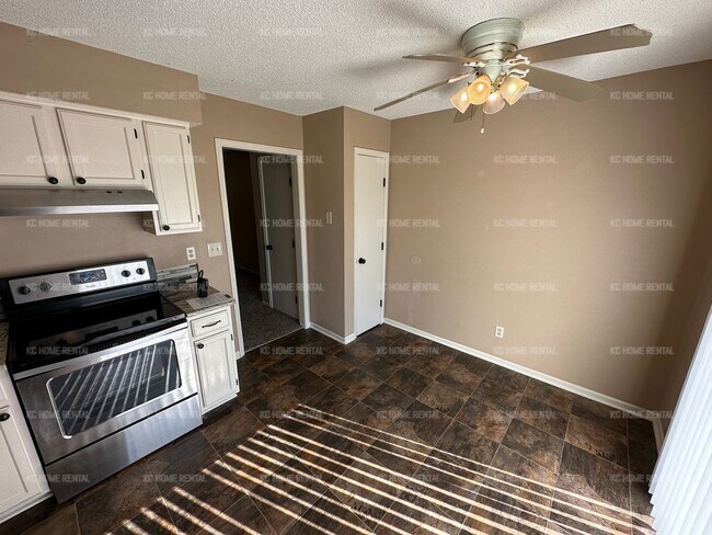 Building Photo - Updated 4 bed 2 bath in Liberty!