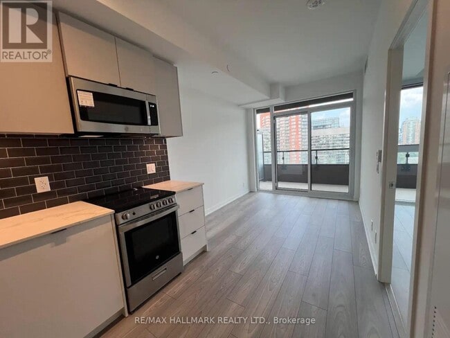 Building Photo - 285-285 Dufferin St