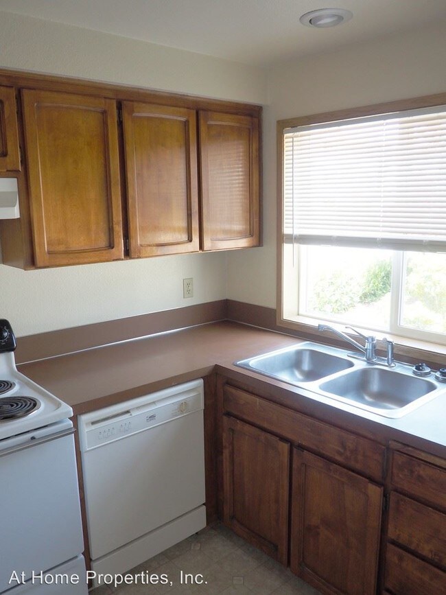 Building Photo - 1315 SW Maple Tree Ct