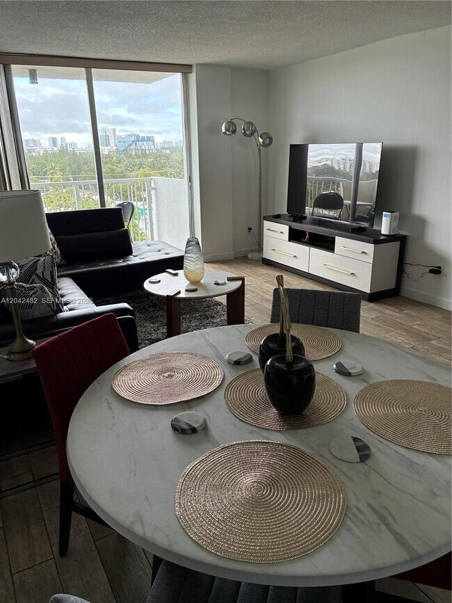 Foto del edificio - 2000 NE 135th St