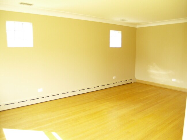 Building Photo - 7258 N Oriole Ave