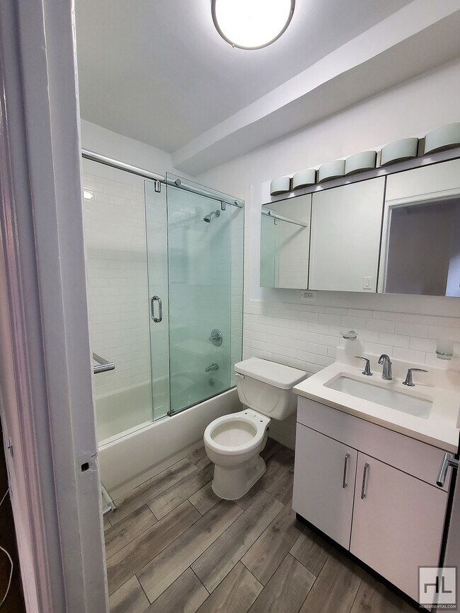 Building Photo - Studio with  Breakfast Bar Near Grand Central
