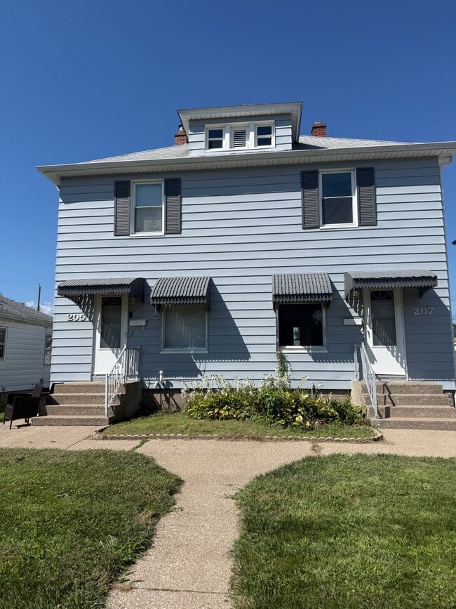 Building Photo - 205-207-207 18th Ave