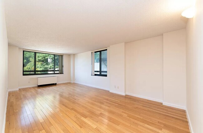 Foto del edificio - SPACIOUS ONE BEDROOM APARTMENT