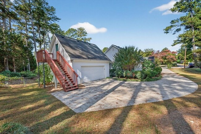 Foto del edificio - 249 Russell Rd