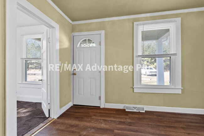Building Photo - 3-Bedroom Home Convenient to Farmville and Hampden Sydney!