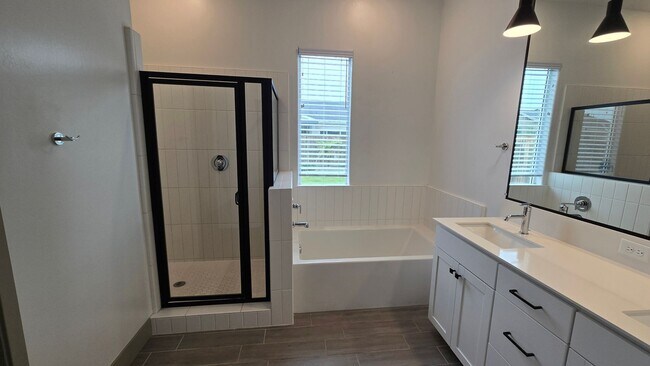 Foto del edificio - 9405 Parkwood Manor Dr