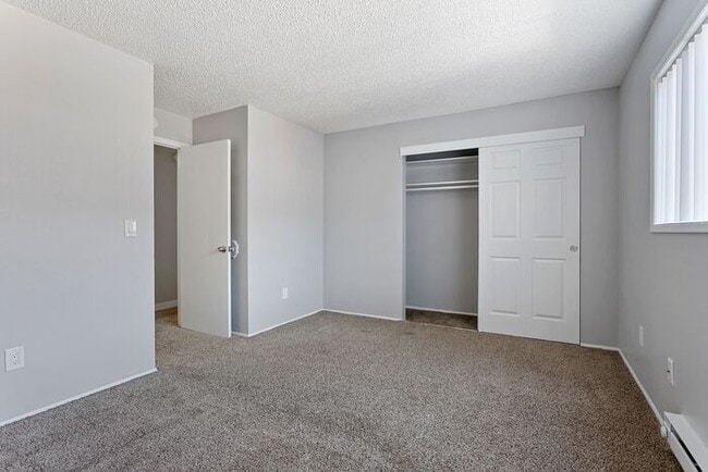 Building Photo - Amazing 3 bedroom available soon! Apply NOW!! 503-664-4101