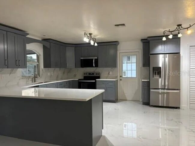 Building Photo - "Charming 3-Bed, 2-Bath Home in Bradenton Oasis – Your Perfect Florida Retreat!"