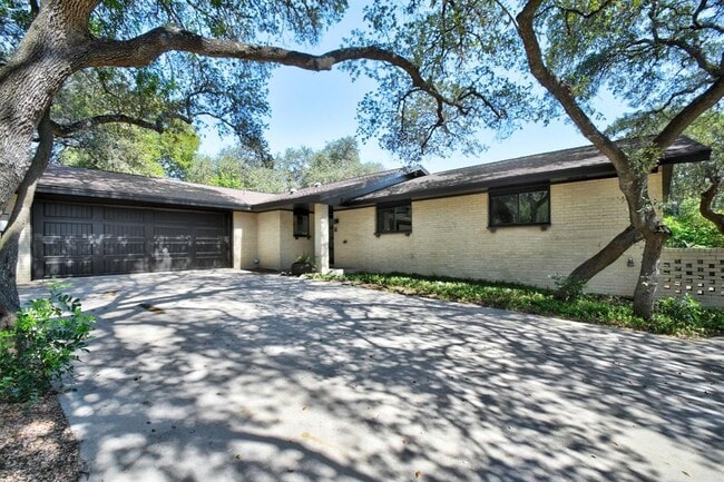 Foto del edificio - 922 Twin Oaks Dr