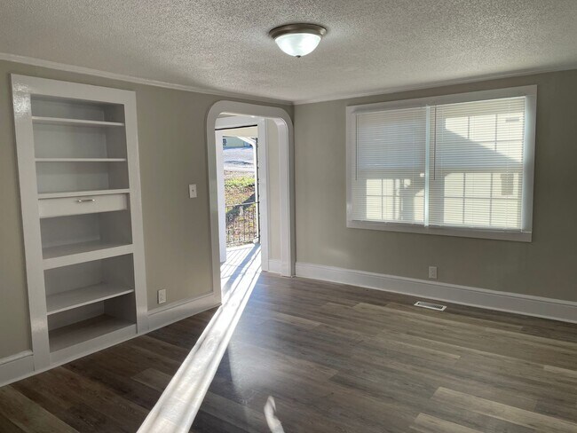 Building Photo - 2 BED 1 BATH HOME