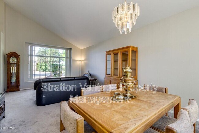 Foto del edificio - 951 N Kenwood Ln