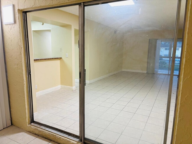 Foto del edificio - 4240 NW 21st St