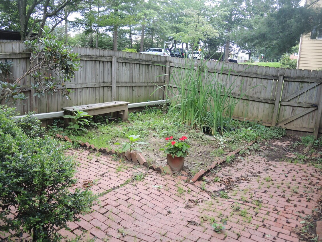 Foto del edificio - 107 Camelot Ct