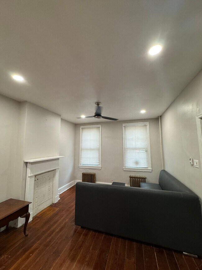 Foto del edificio - 2422 Brown St