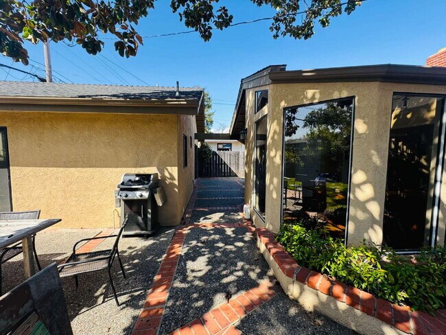 Foto del edificio - AVAILABLE NOW - Remodeled Back House Near Cal Poly - 3 Bedrooms / 1 Bathroom