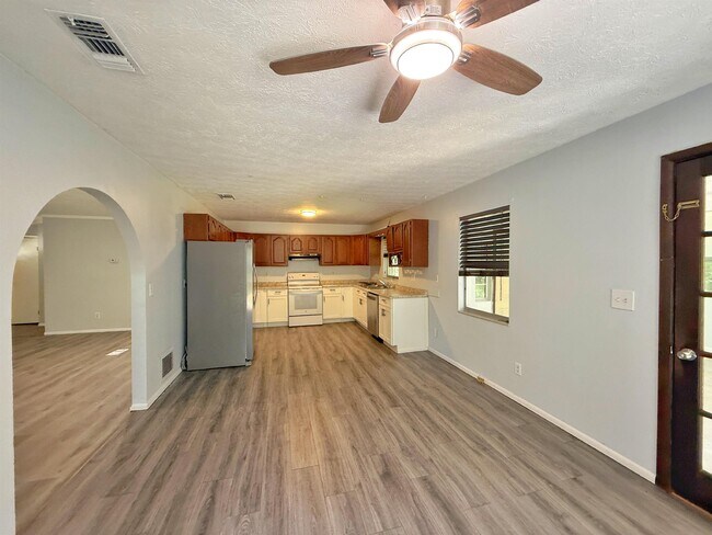 Building Photo - 5940 US-1