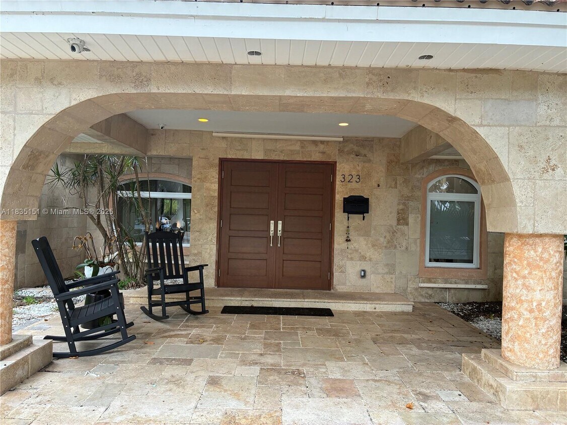 Foto principal - 323 Caribbean Rd