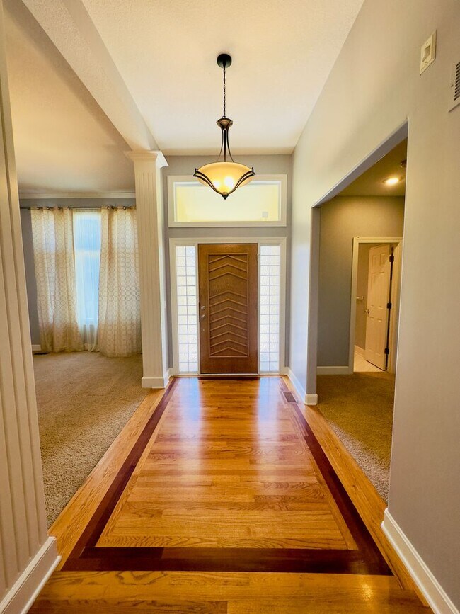 Foto del edificio - {6411} Enchanted Lake Estates + Updated Kitchen, Fresh Paint Throughout +  Main Floor Primary Bed...