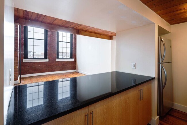 Foto del edificio - Spacious 1 Bedroom Loft Available 6/1