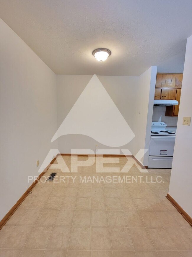 Building Photo - Spacious Ground Floor 1 Bd - 1Ba Apartment in Fountain City! W/D Hookup!