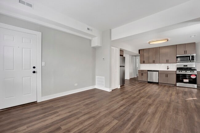 Building Photo - 3040 W Medill Ave