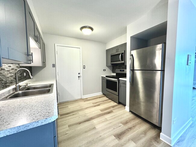 Building Photo - 10504 S Highland Ave