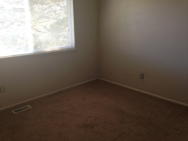 Foto del edificio - 3351 S Field St